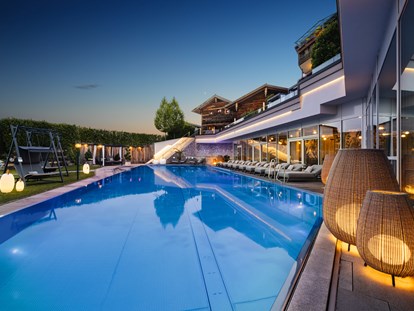 Luxusurlaub - Pools: Sportbecken - Bayerischer Wald - 25 m langer, ganzjährig beheizter Infinity-Pool mit Sprudelliegen - 5-Sterne Wellness- & Sporthotel Jagdhof