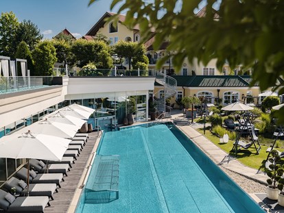 Luxusurlaub - Pools: Infinity Pool - Deutschland - 25 m Infinity-Pool im Gartenbereich - 5-Sterne Wellness- & Sporthotel Jagdhof