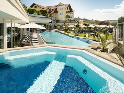 Luxusurlaub - Pools: Sportbecken - Whirlpool, 35 °C, mit Bodensprudel und Massagedüsen - 5-Sterne Wellness- & Sporthotel Jagdhof