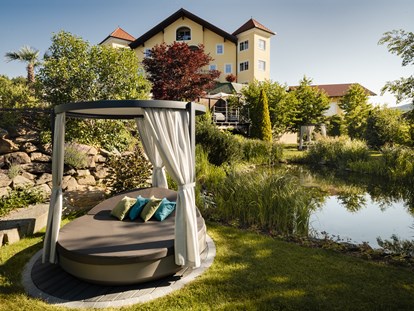 Luxusurlaub - Bettgrößen: Doppelbett - Ruheoase mit Himmelbetten im Gartenbereich - 5-Sterne Wellness- & Sporthotel Jagdhof