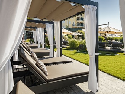 Luxusurlaub - Hotel-Schwerpunkt: Luxus & Wellness - Bayern - Himmelbetten im Gartenbereich - 5-Sterne Wellness- & Sporthotel Jagdhof