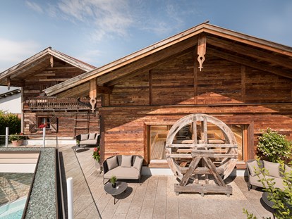 Luxusurlaub - Pools: Infinity Pool - Bayerischer Wald - Ruhebereich vor der Stadl-Sauna "Alte Mühle" - 5-Sterne Wellness- & Sporthotel Jagdhof
