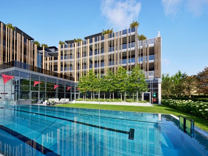 Luxusurlaub - Einrichtungsstil: modern - Bodenmais - 25 m langer Sportpool mit PowerSwim - 5-Sterne Wellness- & Sporthotel Jagdhof