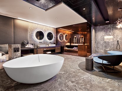 Luxusurlaub - Bayern - Badezimmer der Luxury-Suite mit eigener Sauna, freistehende DUO-Badewanne mit Regensystem, 
Wärmebank und Relax-Bereich - 5-Sterne Wellness- & Sporthotel Jagdhof