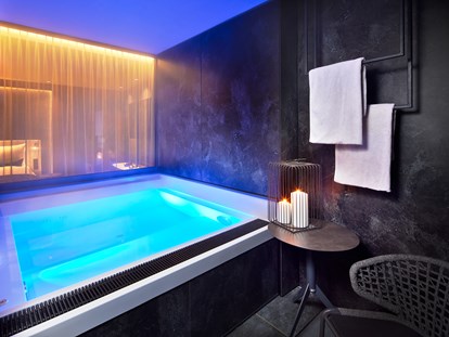 Luxusurlaub - Saunalandschaft: Außensauna - Überdachter Hot-Whirlpool am Balkon der Luxus-Suiten - 5-Sterne Wellness- & Sporthotel Jagdhof