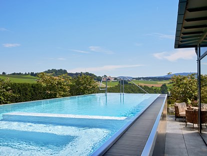 Luxusurlaub - Pools: Innenpool - Guglwald - Privater Infinity-Pool auf der Dachterrasse der eigenen Luxus-Suite - 5-Sterne Wellness- & Sporthotel Jagdhof