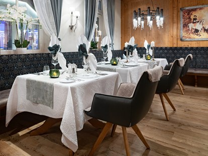 Luxusurlaub - Saunalandschaft: Außensauna - Stilvoll eingerichtete Restaurant-Stuben - 5-Sterne Wellness- & Sporthotel Jagdhof