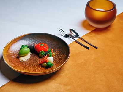 Luxusurlaub - Saunalandschaft: Dampfbad - Bayern - Dessert: Tomate Mozzarella Süß - 5-Sterne Wellness- & Sporthotel Jagdhof