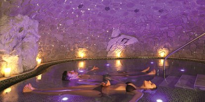 Luxusurlaub - Pools: Schwimmteich - Pertisau - Floating zu zweit in der Kristall Solegrotte - Verwöhnhotel Kristall