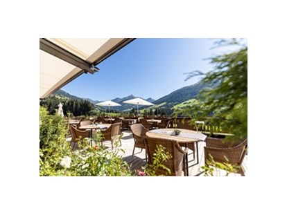 Luxusurlaub - Wellnessbereich - Kössen - Terrasse mit traumhaftem Panoramablick auf die Alpbacher Berge in absoluter Ruhe - Alpbacherhof****s - Mountain & Spa Resort