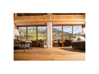 Luxusurlaub - Wellnessbereich - Kössen - Gemütliche Leselounge Wolke 7 mit Blick auf die Berge - Alpbacherhof****s - Mountain & Spa Resort