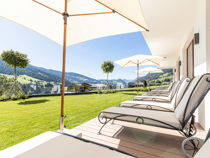 Luxusurlaub - Hotel-Schwerpunkt: Luxus & Natur - Tegernsee - Relaxliegen im Freien im Naturhotel Der Alpbacherhof - Alpbacherhof****s - Mountain & Spa Resort