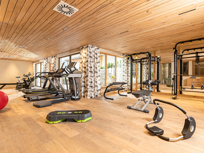 Luxusurlaub - Achenkirch - Fit and healthy - großzügiger, heller Fitnessraum mit top Geräten der Firma Technogym - Alpbacherhof****s - Mountain & Spa Resort