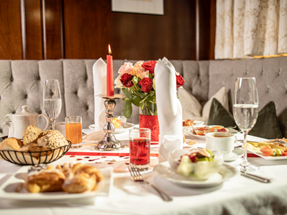 Luxusurlaub - Klassifizierung: 4 Sterne S - Kirchberg in Tirol - Reichlich gedeckter Frühstückstische mit heimischen Produkten vom herzhaften und ausgewogenen Frühstücksbuffet - Alpbacherhof****s - Mountain & Spa Resort