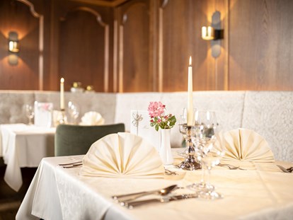 Luxusurlaub - Saunalandschaft: finnische Sauna - Tux - Einladend gedeckter Tisch im neu renovierten Restaurant des Genusshotels Der Alpbacherhof - Alpbacherhof****s - Mountain & Spa Resort