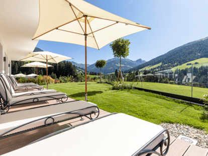 Luxusurlaub - Umgebungsschwerpunkt: am Land - Kitzbühel - Einzigartiger Panoramablick im Wellnessgarten des Naturhotels Der Alpbacherhof - Alpbacherhof****s - Mountain & Spa Resort