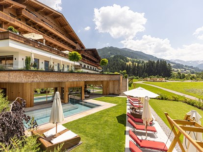 Luxusurlaub - Wellnessbereich - Kössen - Adults Only Bereich mit Whirlpool im Freien mit wunderbarem Ausblick - Alpbacherhof****s - Mountain & Spa Resort