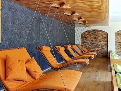 Luxusurlaub - Sauna - Österreich - Panoramaruheraum mit gemütlichen Schwebeliegen - Alpbacherhof****s - Mountain & Spa Resort