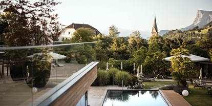 Luxusurlaub - Bar: Poolbar - Naturns bei Meran - ALPIANA – green luxury Dolce Vita Hotel