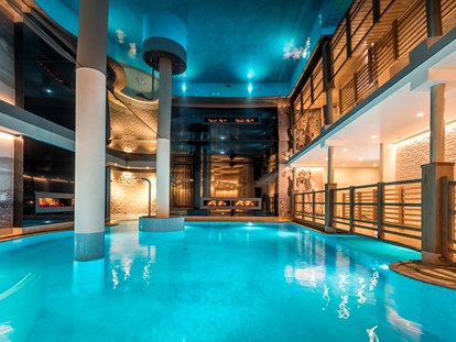 Luxusurlaub - Parkplatz: kostenlos beim Hotel - Kaltern - Indoor Thermalwasser Pool mit warmen Heilwasser - Preidlhof***** Luxury DolceVita Resort