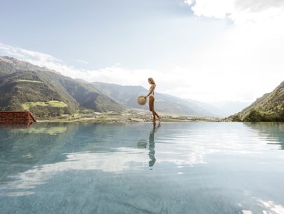 Luxusurlaub - Pools: Außenpool beheizt - Dorf Tirol - Sky Infinity Rooftop Pool - Preidlhof***** Luxury DolceVita Resort