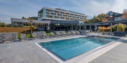 Luxusurlaub - Hallenbad - Bad Zell - Außenansicht des Hotels aus Sicht des Wellnessbereichs - Gesundheitsresort Lebensquell Bad Zell