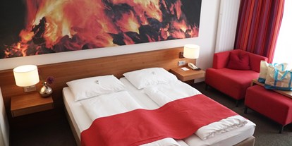 Luxusurlaub - barrierefrei - Oberösterreich - Zimmer ausgestattet nach dem Element "Feuer" - Gesundheitsresort Lebensquell Bad Zell