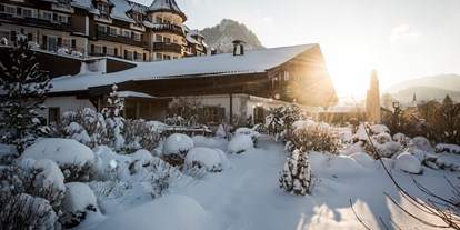 Luxusurlaub - Saunalandschaft: finnische Sauna - Anif - Außenansicht Winter - Ebner's Waldhof am See
