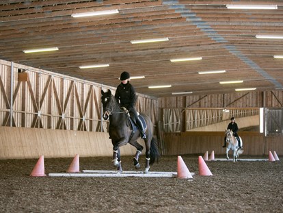 Luxusurlaub - Sauna - Haus (Haus) - Ob Gruppen- oder Einzelunterricht  oder Reitunterricht mit dem eigenen Pferd - am Reithotel Gut Weisenhof findet sich für jeden Reiter das perfekte Programm. - Hotel Gut Weissenhof ****S