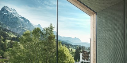Luxusurlaub - Einrichtungsstil: modern - Leogang - Ausblick auf die Gartenanlage und die Leoganger Steinberge - Hotel Forsthofgut