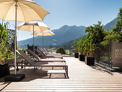 Luxusurlaub - Umgebungsschwerpunkt: Berg - Salzburg - Sonnen-Liege-Terrasse - Wander-und Wellnesshotel Gassner****s