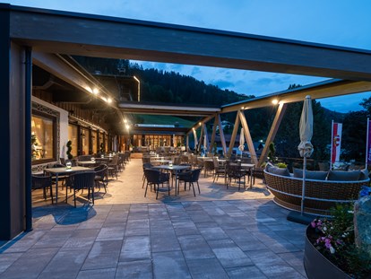 Luxusurlaub - Saunalandschaft: Textilsauna - Salzburg - Terrassenfeeling auch am Abend - Wander-und Wellnesshotel Gassner****s
