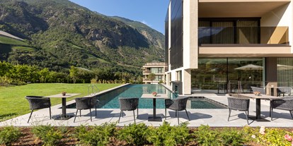 Luxusurlaub - Pools: Infinity Pool - Südtirol - Außenpool und Garten  - Eco Suites Amaril