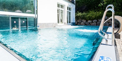 Luxusurlaub - Hotel-Schwerpunkt: Luxus & Natur - Bad Häring - Pool-Außenbecken - Landhotel Schermer