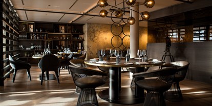Luxusurlaub - Saunalandschaft: Dampfbad - Fiss - Beef Club: das À la Carte Restaurant im Hotel - Schlosshotel Fiss