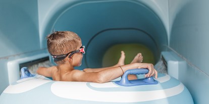 Luxusurlaub - Hotel-Schwerpunkt: Luxus & Wellness - Elbigenalp - Reifenrutsche im Splash - Wasserbereich für Kinder - Schlosshotel Fiss
