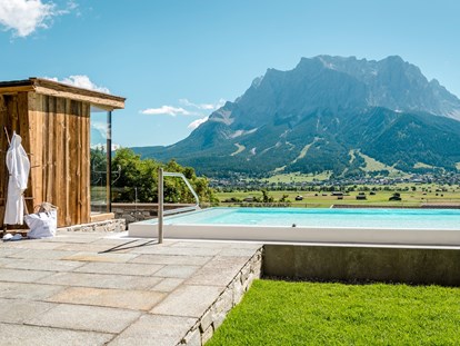 Luxusurlaub - Saunalandschaft: Textilsauna - Lermoos - Pool mit Blick auf die Zugspitze - Hotel Post Lermoos