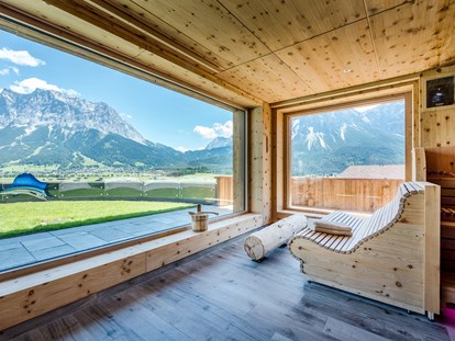 Luxusurlaub - Saunalandschaft: Dampfbad - Tirol - Ausblick von der Sauna - Hotel Post Lermoos