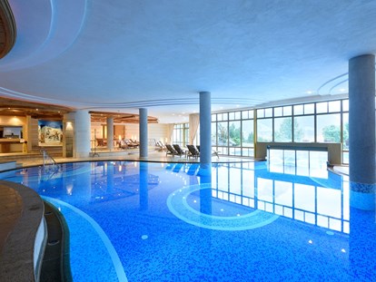 Luxusurlaub - Pools: Außenpool beheizt - Zugspitze - Ansicht Innenpool - Hotel Post Lermoos