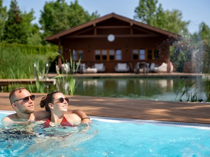 Luxusurlaub - Saunalandschaft: finnische Sauna - Wellness- und Saunadorf, Outdoor-Relaxpool - VILA VITA Pannonia