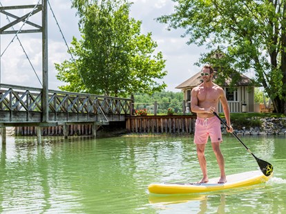 Luxusurlaub - Pools: Innenpool - Nordburgenland - StandUp Paddling im Sommer am hauseigenen Badesee  - VILA VITA Pannonia