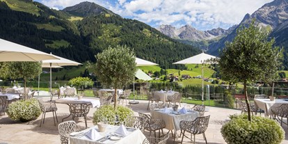 Luxusurlaub - Hotel-Schwerpunkt: Luxus & Wellness - Oberstaufen - Panorama - Sonnen - Terrasse - Haller's Geniesserhotel