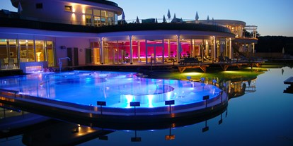 Luxusurlaub - Pools: Infinity Pool - Bad Waltersdorf - AVITA Resort****Superior Nachtaufnahme - AVITA Resort****Superior