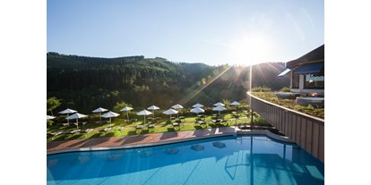 Luxusurlaub - Saunalandschaft: Textilsauna - Schwarzwald - Außenpool mit Liegewiese - Hotel Traube Tonbach