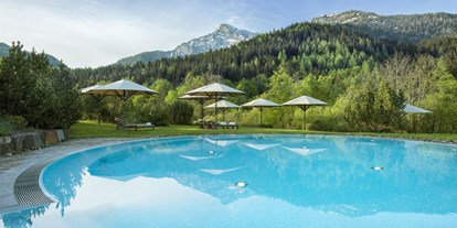 Luxusurlaub - Saunalandschaft: finnische Sauna - Bad Ischl - Kempinski The Spa Outdoor Pool - Kempinski Hotel Berchtesgaden