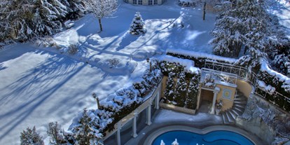 Luxusurlaub - Pools: Innenpool - Bayern - Außenpool und Garten im Winter - Hotel, Kneipp & Spa Fontenay "le petit château"