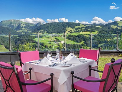 Luxusurlaub - Saunalandschaft: Dampfbad - Damüls - Restaurant-Terrasse - Allgäu Sonne