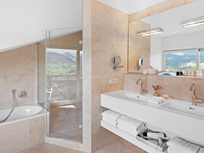 Luxusurlaub - Hotel-Schwerpunkt: Luxus & Natur - Alpin Suite Süd Badezimmer - Allgäu Sonne