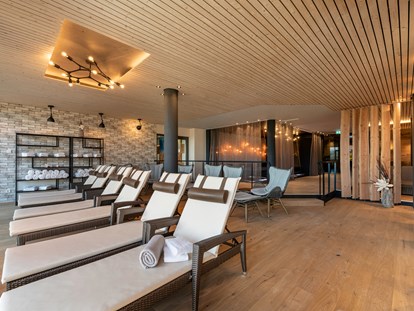 Luxusurlaub - Bar: Hotelbar - Röhrnbach - Ruheraum mit Liegen - Landrefugium Obermüller | SPA & Naturresort | 360 ° Glück | 4,5 Sterne