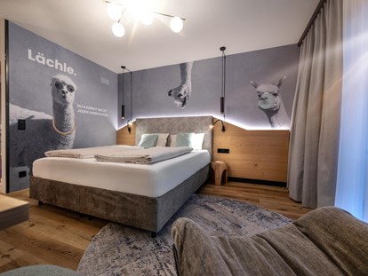 Luxusurlaub - Bettgrößen: Doppelbett - Designzimmer "Alpaka! - hier ist der Name Programm!  - Landrefugium Obermüller | SPA & Naturresort | 360 ° Glück | 4,5 Sterne
